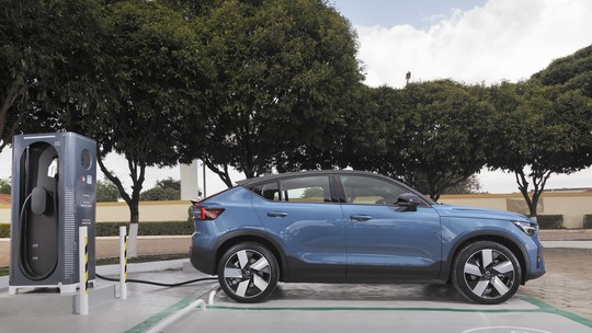 Volvo instala eletropostos que permitem recarregar carros elétricos em 40 minutos