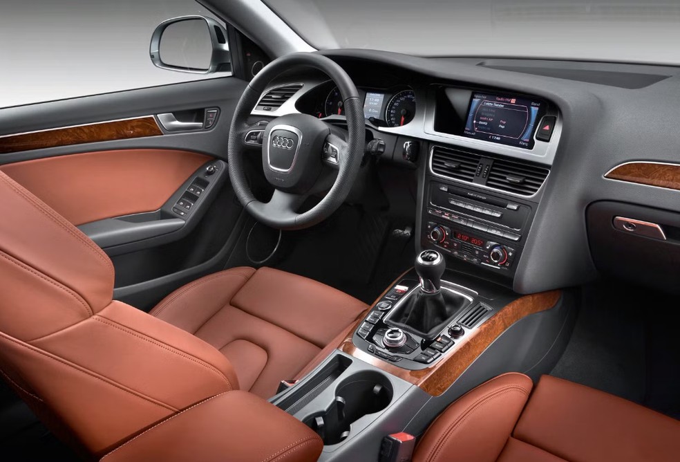 Interior marrom escuro era um dos charmes da Audi 4 Avant — Foto: Divulgação