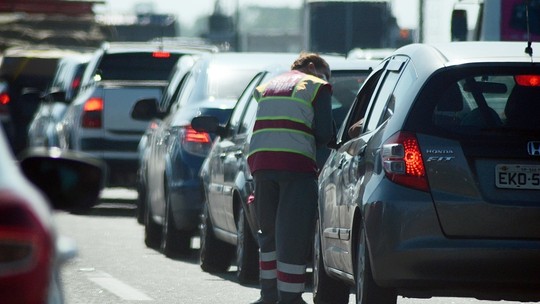 Motorista pode passar no pedágio sem pagar em caso de fila? Entenda