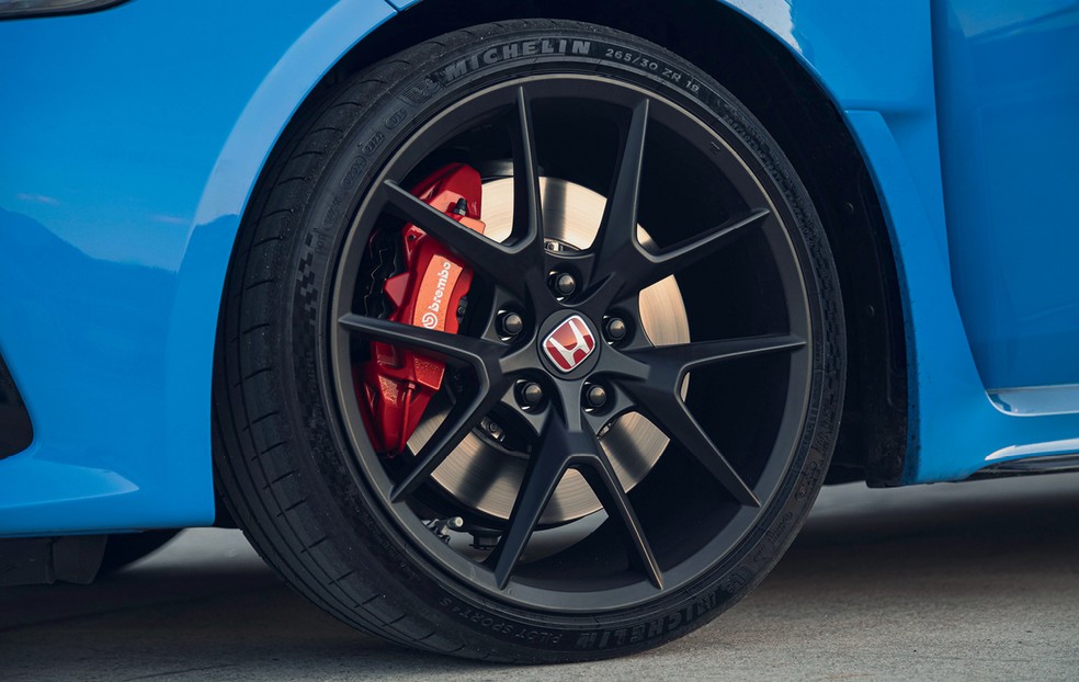 As capas das pinças de freio na cor vermelha no Civic — Foto: Fabio Aro/Autoesporte