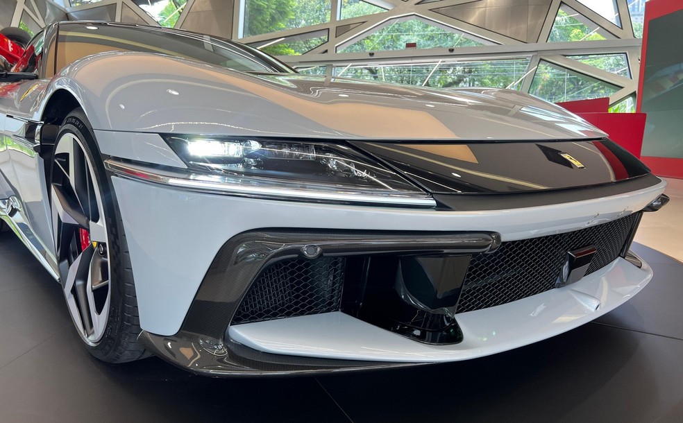 Ferrari 12Cilindri tem fibra de carbono exposta e faróis de LED — Foto: Vitória Drehmer/Auto News Brasil