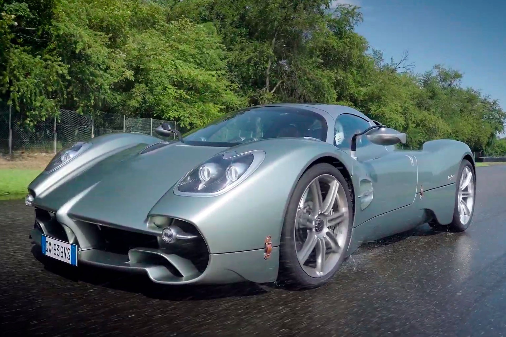 Exclusivo: andamos no Pagani Utopia Roadster, carro mais caro do Brasil