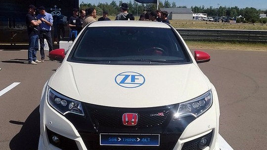 Aceleramos um Honda Civic Type R com rodas traseiras esterçantes