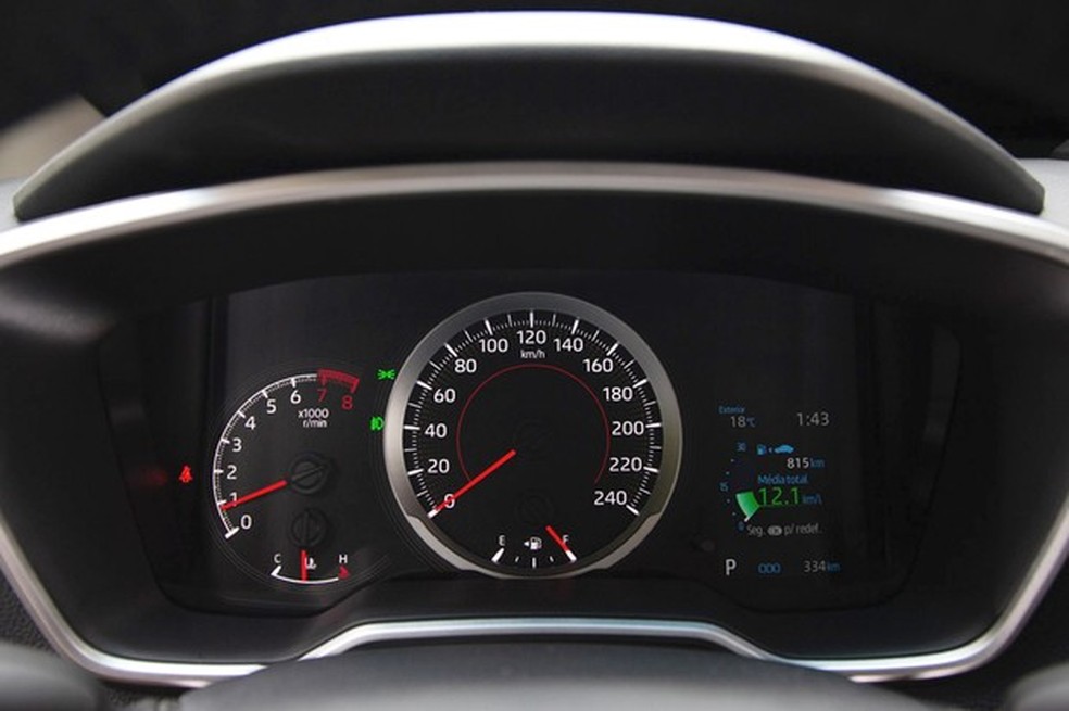 Quadro de instrumentos tem apenas um pequeno visor digital (Foto: Fabio Aro/Auto News Brasil) — Foto: Auto Esporte