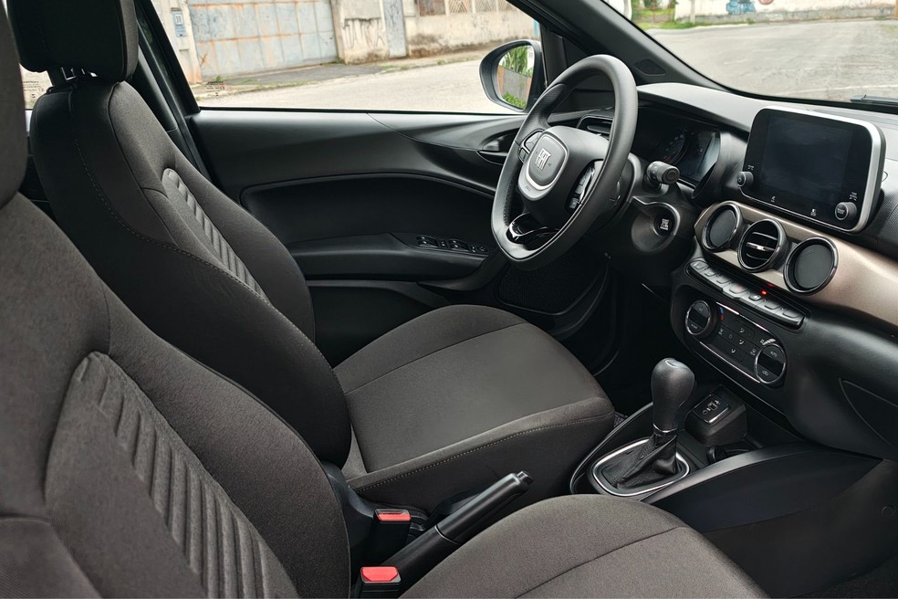 Como vários carros de sua categoria, o Argo abusa de plástico duro — Foto: Júlia Maria Toledo/Auto News Brasil
