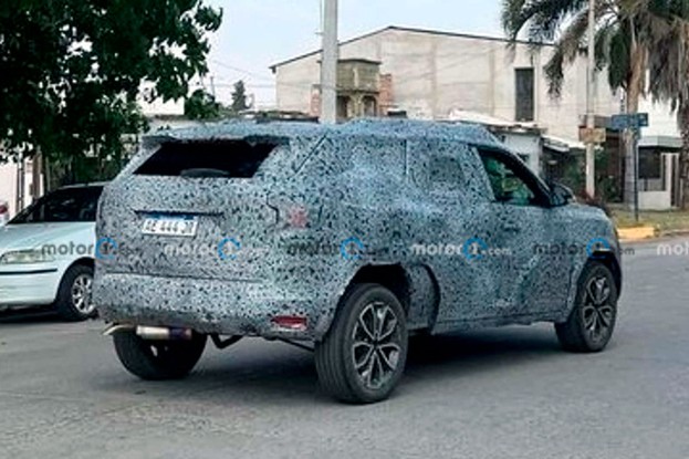 Mula da picape intermediária da Renault roda em testes em Córdoba, na Argentina