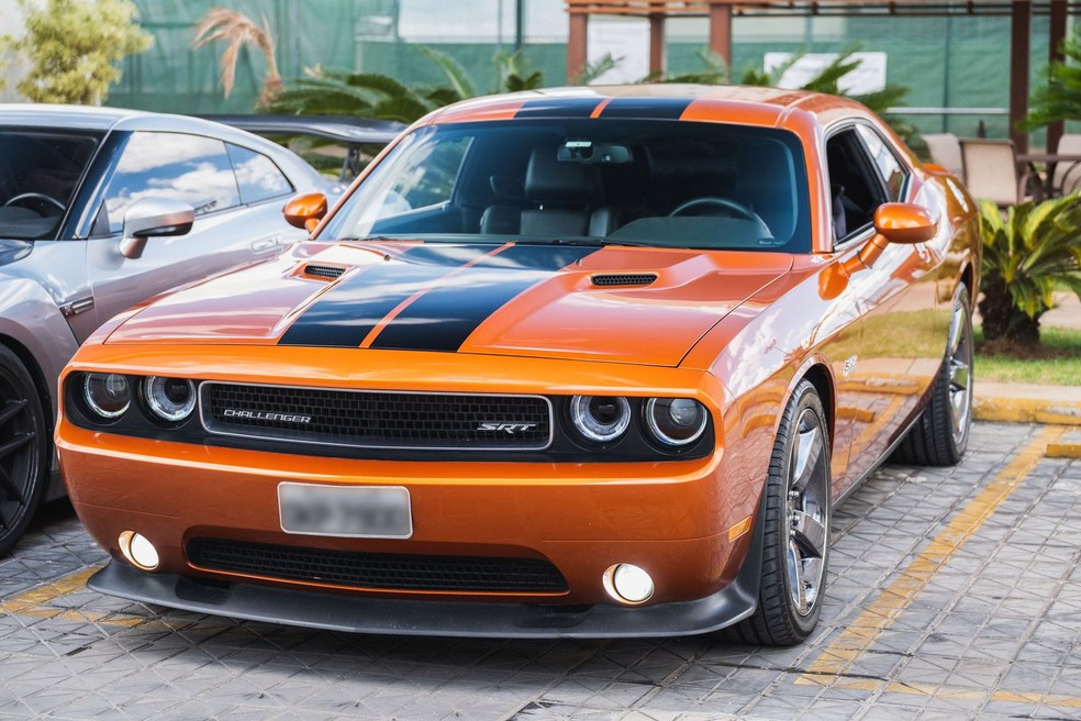 O Challenger laranja de Wallace é o seu segundo carro preferido — Foto: Bruno Castro/Auto News Brasil