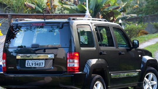 FCA começa recall do Jeep Cherokee 2012 por defeito no encosto de cabeça ativo