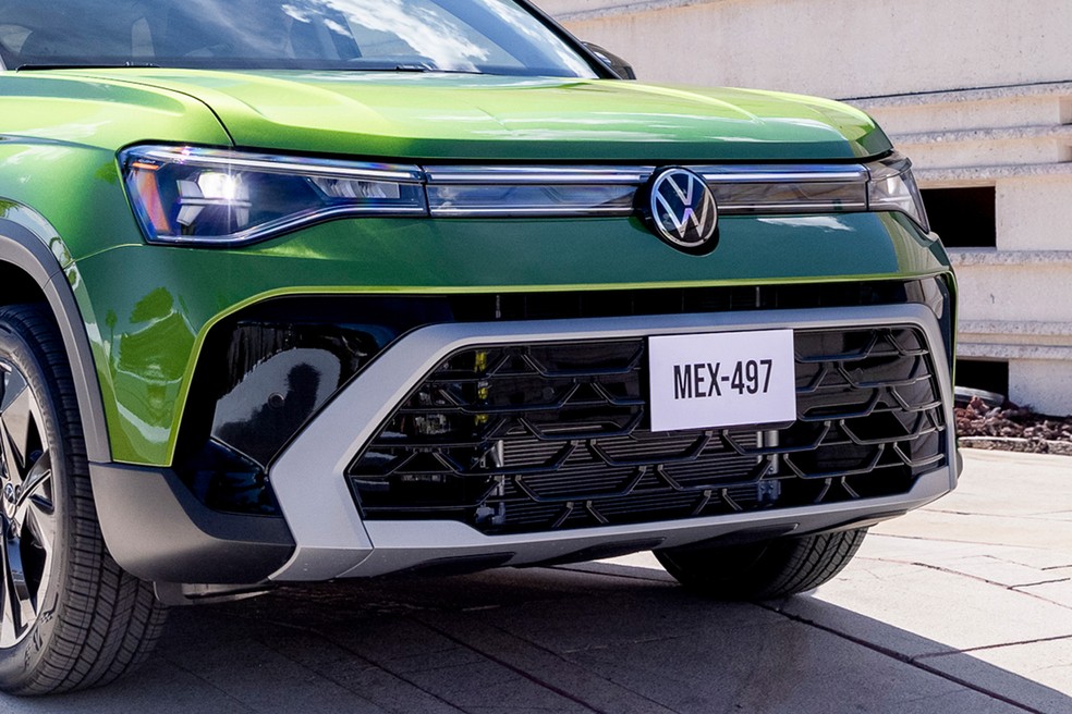 Barra iluminada é principal elemento na dianteira do novo Volkswagen Taos 2025 — Foto: Divulgação
