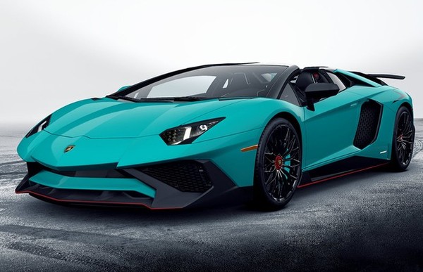 Lamborghini Aventador LP750-4 Superveloce Roadster aparece pela