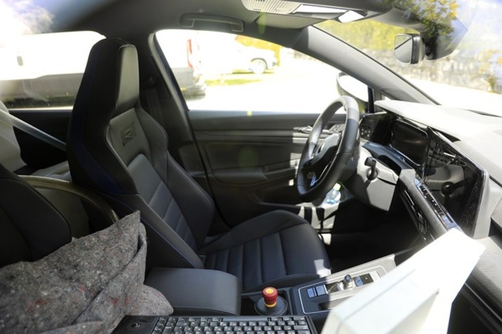 Interior tem bancos esportivos e apliques de fibra de carbono (Foto: Automedia) — Foto: Auto Esporte