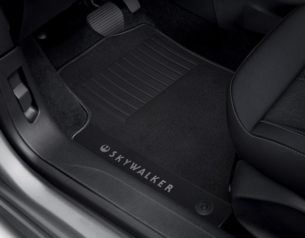 Peugeot 2008 Skywalker tem os tapetes estilizados com o nome da série e o emblema da Aliança Rebelde — Foto: Divulgação