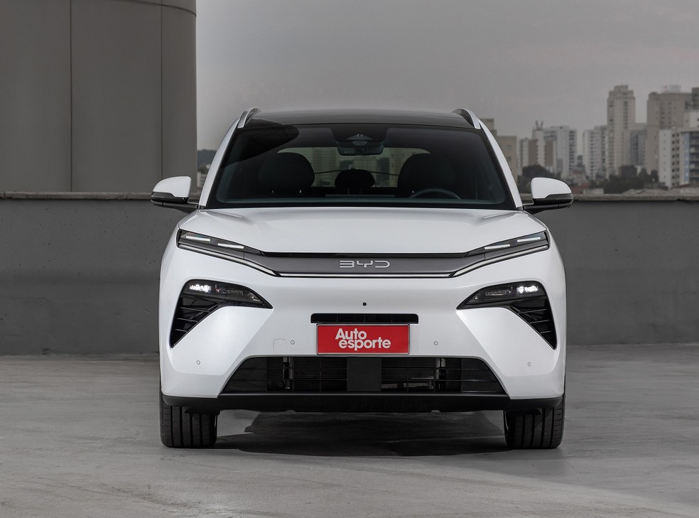 Estilo minimalista esconde o luxo do BYD Atto 8 — Foto: Renato Durães/Auto News Brasil