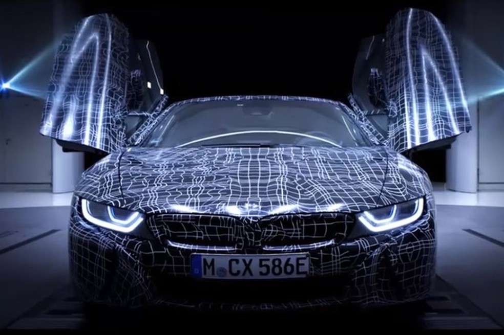 BMW i8 Roadster (Foto: Reprodução / YouTube) — Foto: Auto Esporte