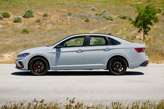 Volkswagen Jetta GLI 2025 apresentado nos Estados Unidos