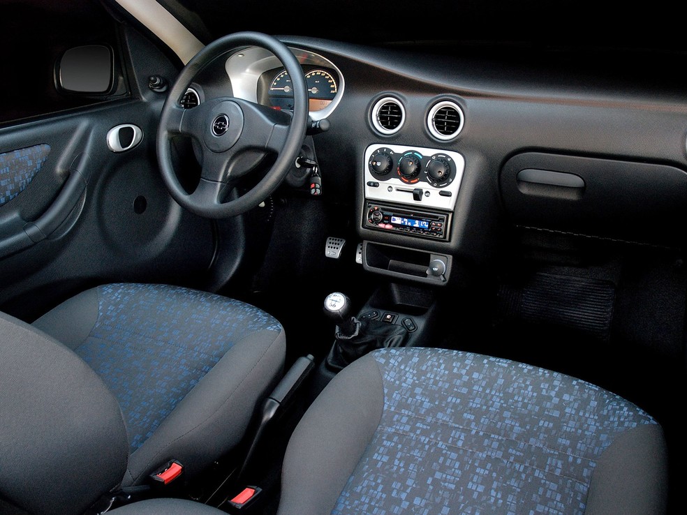Interior do Chevrolet Celta era simples, mas moderno para a época — Foto: Divulgação