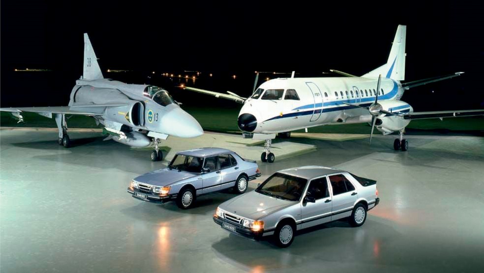 A Saab também fez aviões comerciais, inclusive o 340, que posa com o Viggen 37 e os carros 900 e 9000 hatch  — Foto: Divulgação
