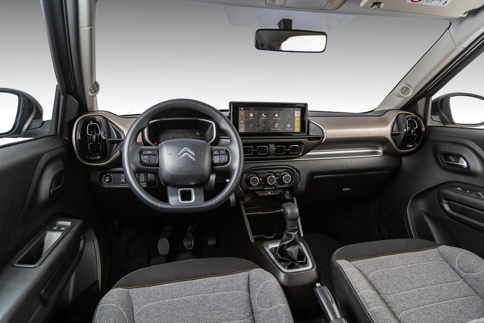 Interior tem plástico em excesso, mas tem visual interessante  — Foto: Renato Durães/Auto News Brasil