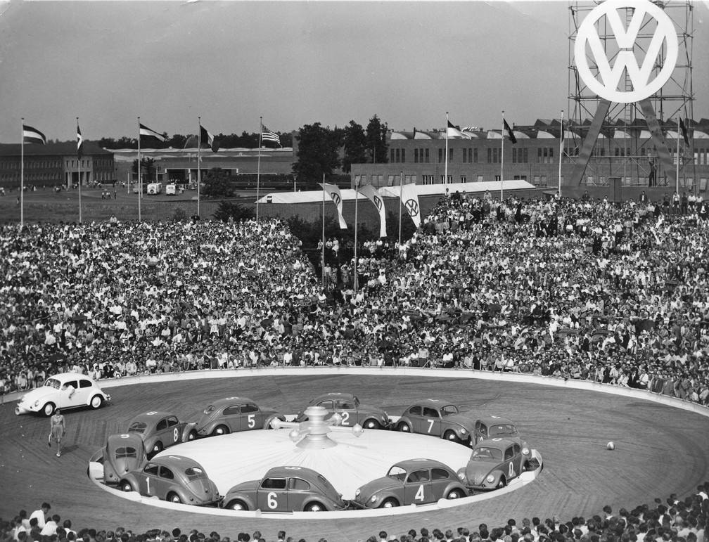 Festa de comemoração de meio milhão de Fuscas produzidos, em julho de 1953, no estádio in Wolfsburg, na Alemanha, onde fica a sede da Volkswagen — Foto: Henry Brueggemann/AP