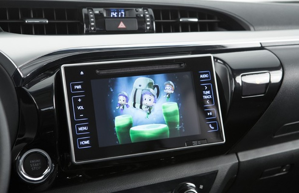 Central multimídia da Toyota Hilux 2016 (Foto: Divulgação) — Foto: Auto Esporte