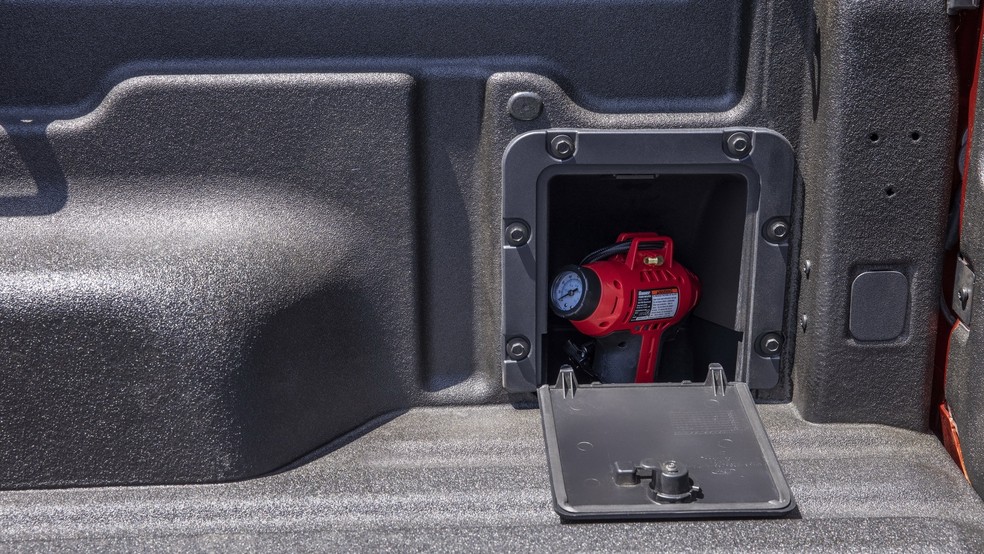 A caçamba inclui tomada de 110V e conexão elétrica para inclusão de acessórios adicionais — Foto: Divulgação