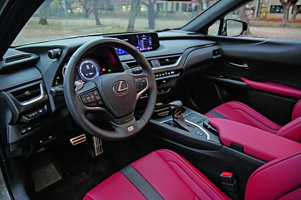 O UX Dynamic vem com bancos de couro com aquecimento nos assentos dianteiros (Foto: Fabio Aro) — Foto: Auto Esporte