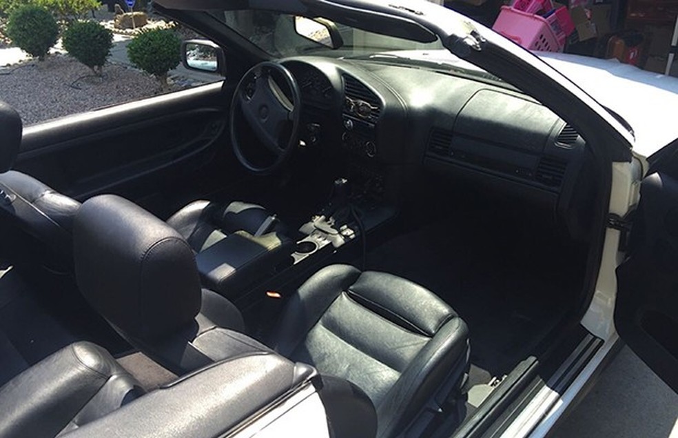 Couro preto do interior indica um bom estado de conservação, melhor que o da carroceria (Foto: Divulgação) — Foto: Auto Esporte