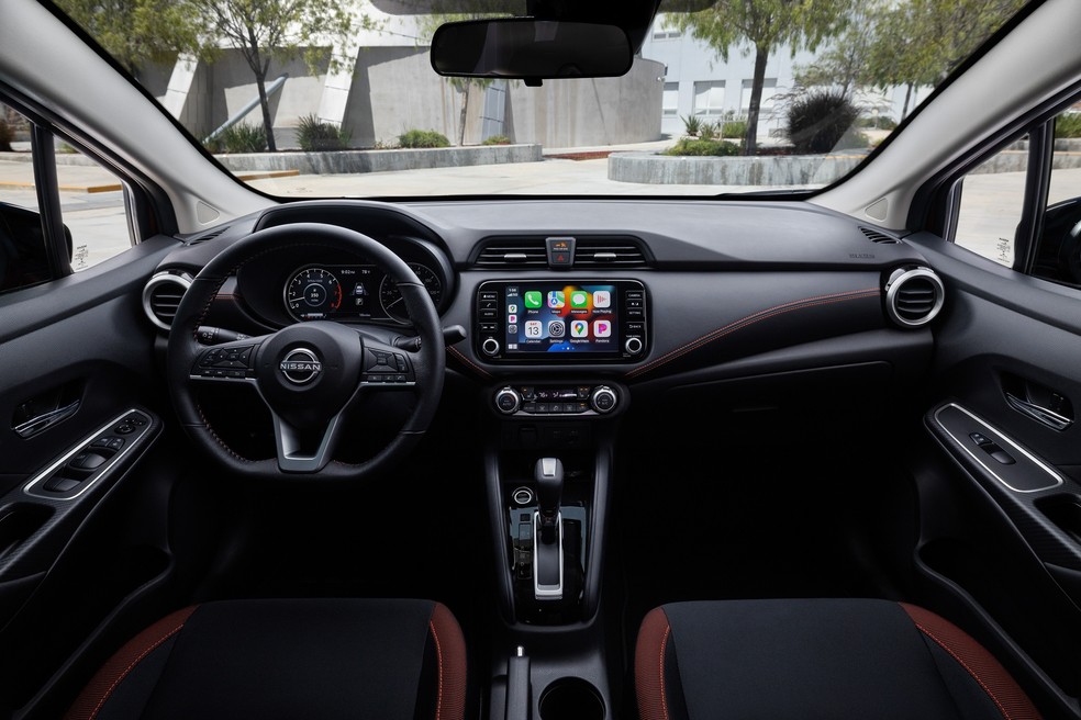 Interior do Versa mexicano mostra que o sedã deve receber conexão sem fio para Android Auto e Apple CarPlay — Foto: Divulgação