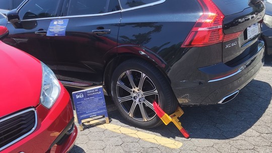 Estacionamento coloca travas de segurança em carros para impedir roubos em SP