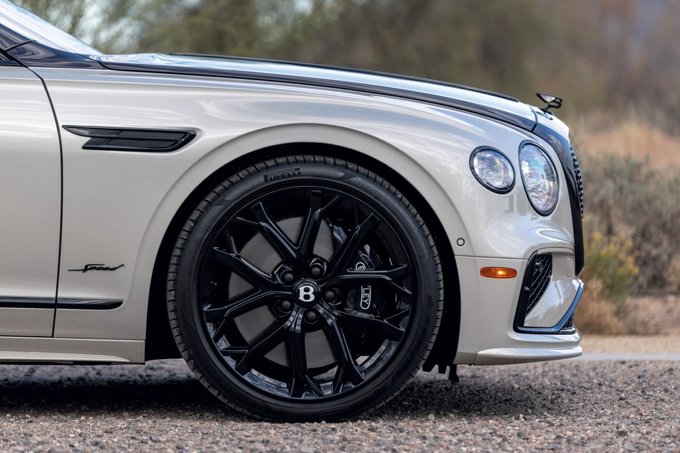 O visual das rodas foge da proposta executiva do Bentley e aposta na esportividade — Foto: Divulgação