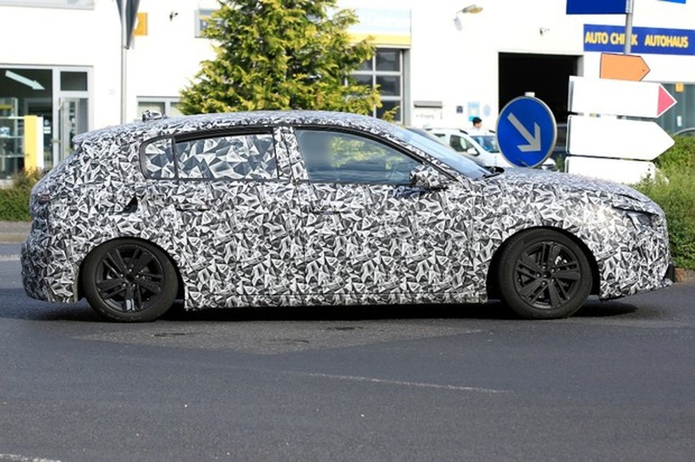 O carro parece estar abarrotado por dentro (Foto: Automedia/Auto News Brasil) — Foto: Auto Esporte