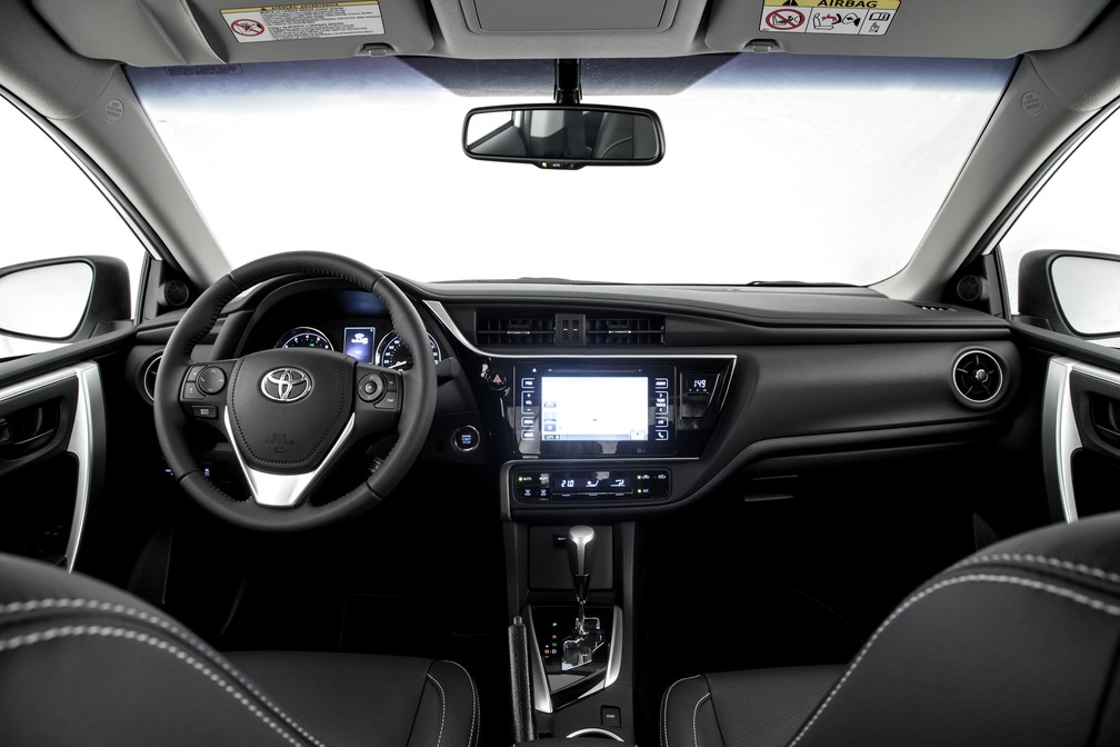 Interior do Corolla XEi ganhou acabamento na cor preta — Foto: Divulgação