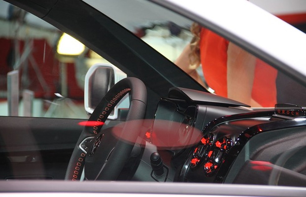 O painel é ligeiramente diferente do usado pelo Duster, em especial o quadro de instrumentos estilizado (Foto: Marlos Ney Vidal/Auto News Brasil) — Foto: Auto Esporte