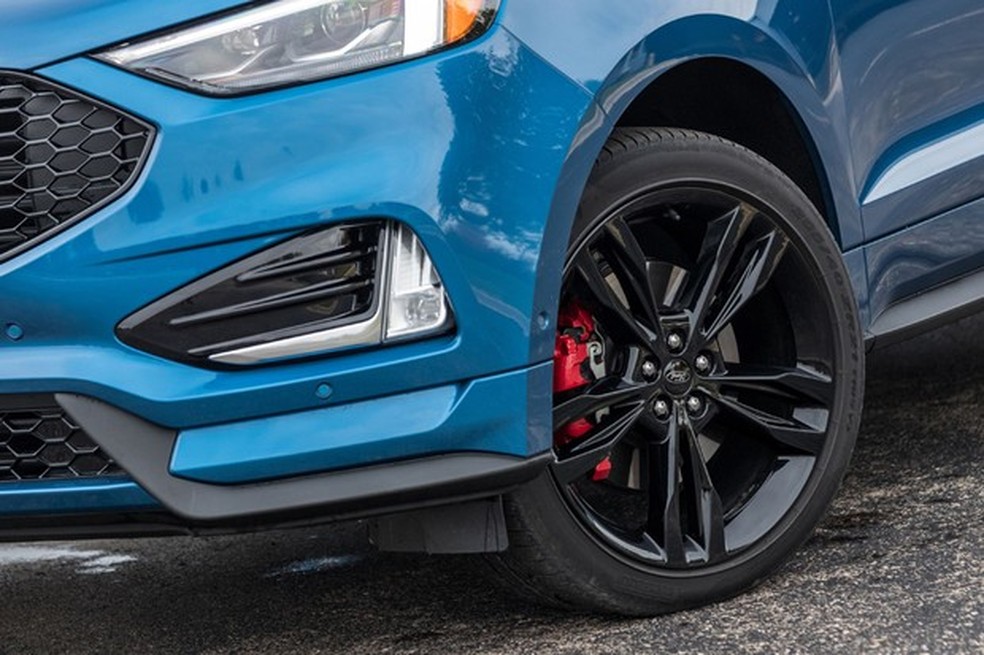 Rodas aro 21 pintadas de preto fazem parte do jeito sombrio (Foto: Divulgação) — Foto: Auto Esporte