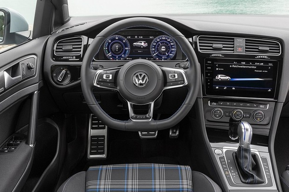 Interior do Golf GTE é inspirado no GTI, mas com tema azul (Foto: Divulgação) — Foto: Auto Esporte
