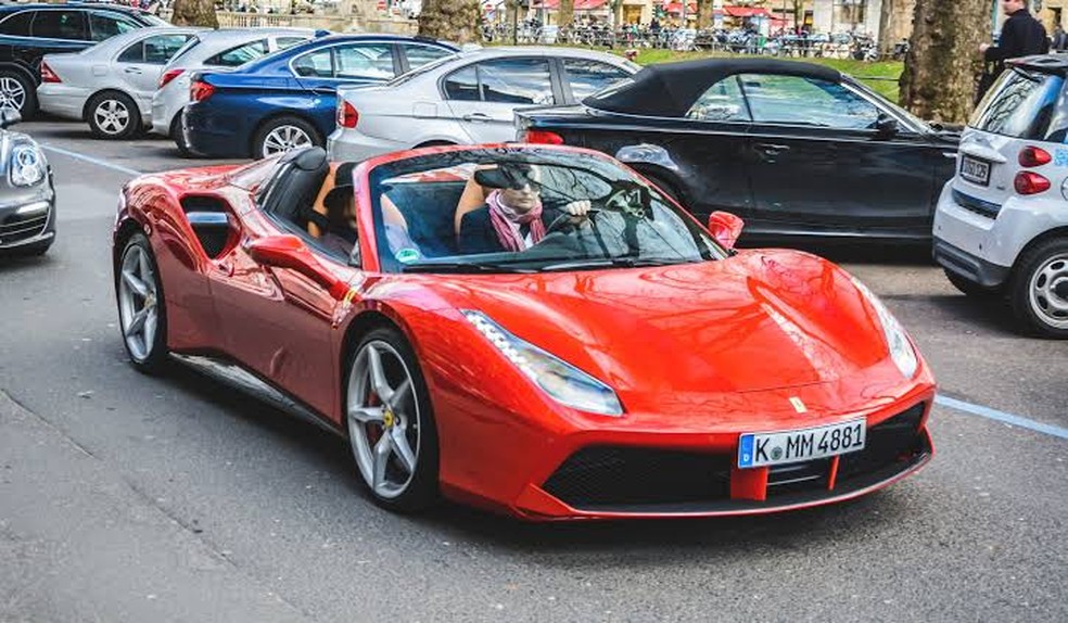 Johnny Depp usa sua 488 Spider para passear com amigos — Foto: Reprodução