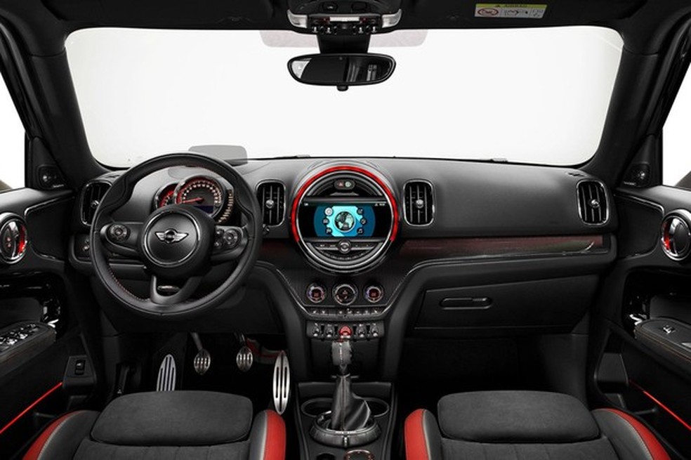 Mini JCW tem acabamento mais esportivo e bancos revestidos por tecido acamurçado (Foto: Divulgação) — Foto: Auto Esporte