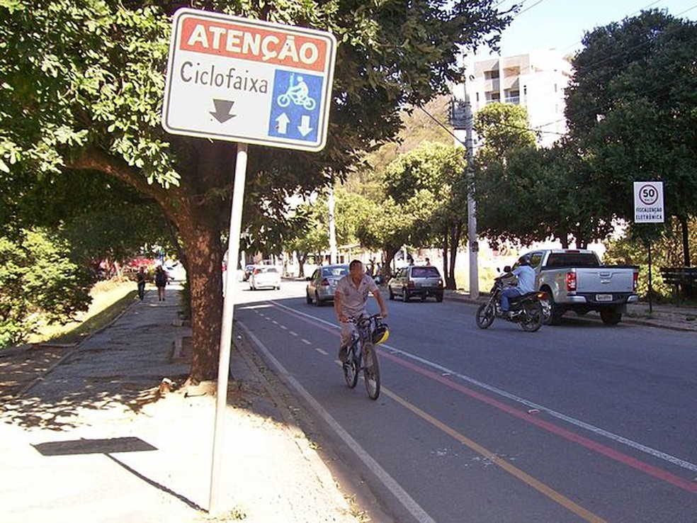 Ciclomotores não podem circular em ciclofaixas — Foto: Wikimedia Commons 