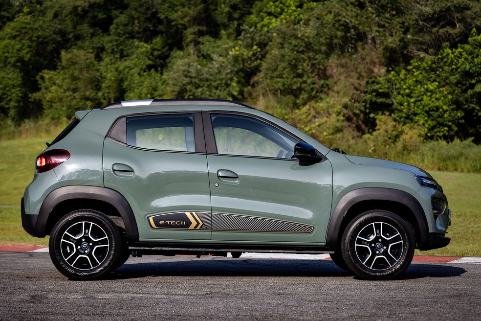 Renault Kwid E-Tech usa apliques plásticos parecidos com os que equipam a versão Outsider do irmão a combustão — Foto: Divulgação 
