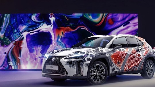 Lexus UX tatuado tem 5 litros de tinta, 40 horas de trabalho e um BMW X7 de mão-de-obra

