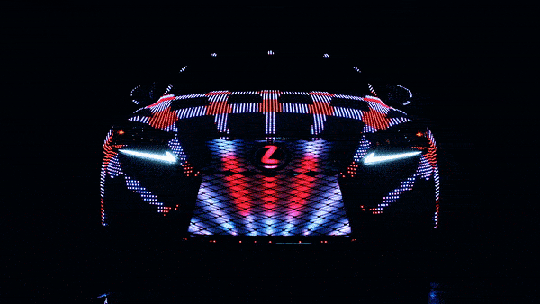 Carro coberto de LEDs muda de cor com música e gestos de pessoas