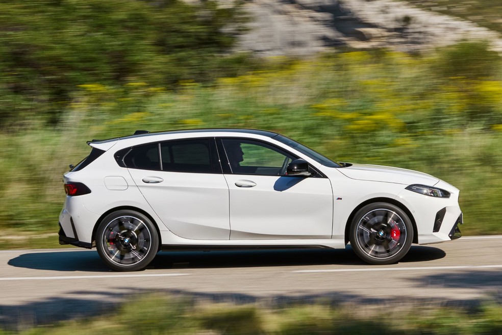 BMW Série 1 M135 xDrive tem o opcional de rodas de 19 polegadas  — Foto: Divulgação/BMW