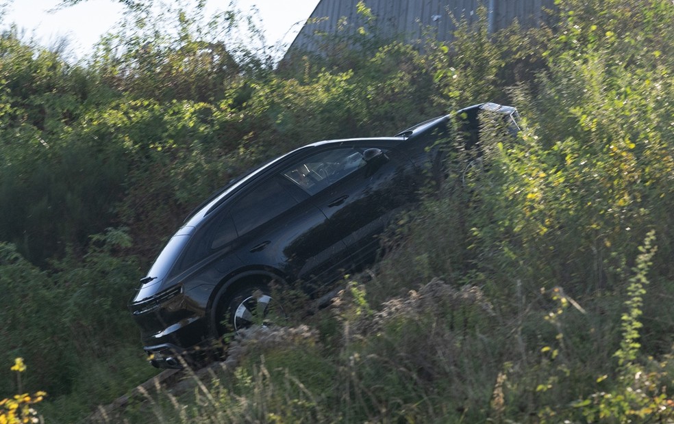 Porsche Macan elétrico passou por um rápido percurso off-road — Foto: Divulgação