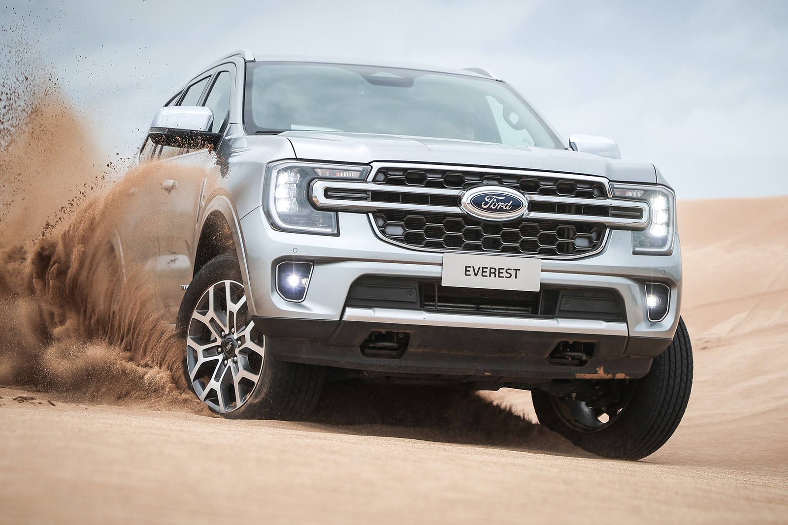 Ford Everest rodando na areia — Foto: Divulgação/Ford