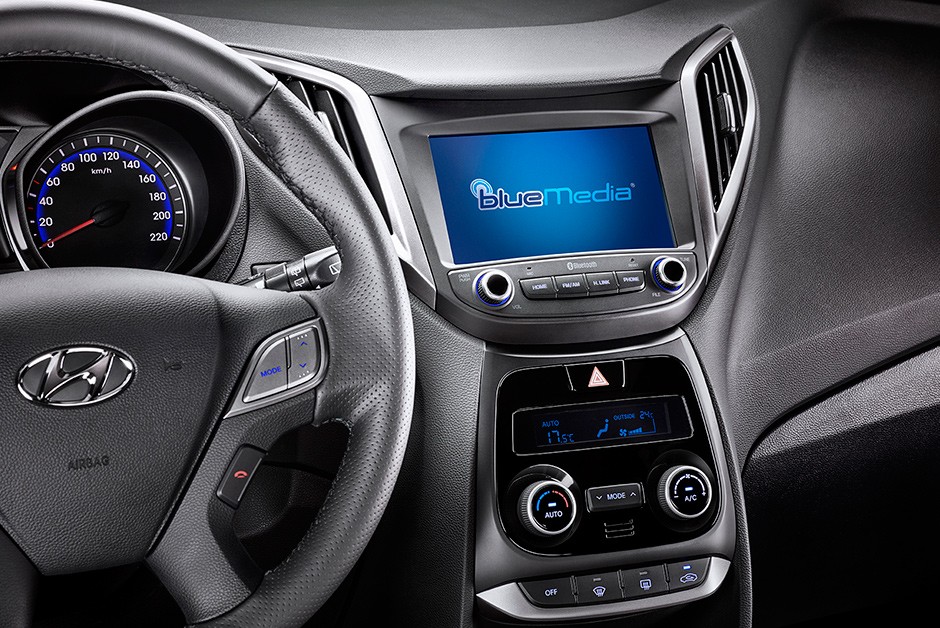 Detalhe da central multimídia do Hyundai HB20X 2016