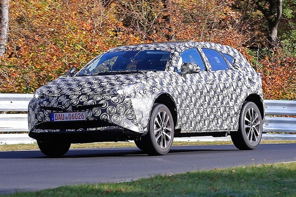 Flagra: Toyota Prius Plus em testes (Foto: Automedia) — Foto: Auto Esporte