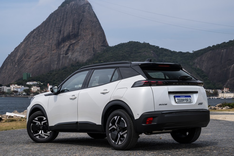 Peugeot 2008 GT Hybrid 2026 mantém visual e ganha apenas novos emblemas — Foto: Divulgação