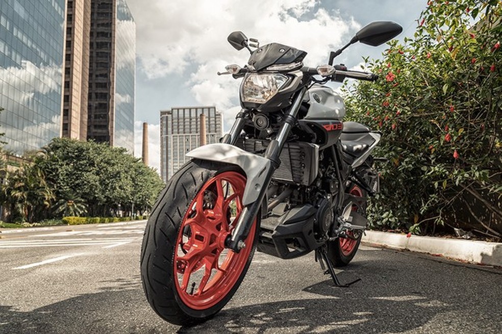 Suspensão dianteira é firme e deixa a moto boa de curvas (Foto: Daniel das Neves/AE) — Foto: Auto Esporte