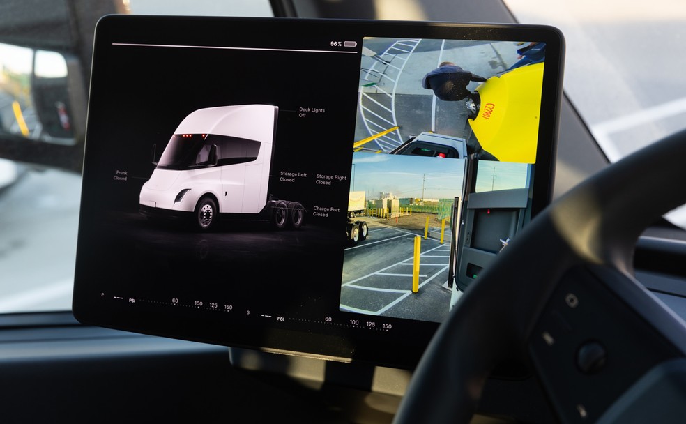 Telas de 15 polegadas podem ser configuradas a gosto do motorista — Foto: Benjamin Fanjoy/Getty Images
