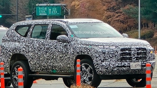 Flagra: novo Mitsubishi Pajero Sport tem cara de Triton e chega em 2025
